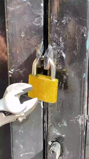 174K views · 2.7K reactions | Tension Nahi! Lock Todne Ka Easy Trick! ️ | Pendu Reactions | Facebook