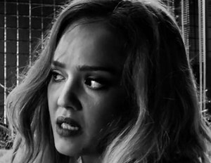 Jessica Alba cambia de look en el nuevo clip de 'Sin City: Una dama por la que matar'