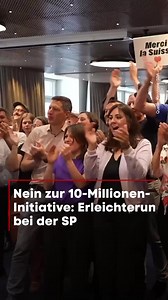 🇨🇭❌ Die aktuellen Hochrechnungen zur 10-Millionen-Initiative bestätigen den Trend, der sich seit dem Mittag abgezeichnet hat: Die Vorlage wird wohl abgelehnt, und zwar mit rund 55 Prozent, das zeigt auch die aktuelle Blick-Hochrechnung. Sieben Kantone haben die Initiative bis jetzt abgelehnt, dies ist wichtig, da die Initiative auch die Hürde des Ständemehrs überspringen müsste – danach sieht es aber bis jetzt nicht aus.