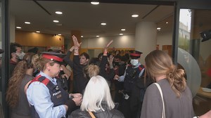 La propietat de la Casa Orsola accepta negociar amb els veïns i els representants sindicals