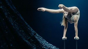 Elindult a jegyértékesítés az őszi-téli Paradisum előadásainkra a Müpában! Szeptember és december között számos alkalommal játsszuk cirque danse produkciónkat a Fesztivál Színházban: mupa.hu/programok/recirquel/paradisum A Paradisum az újjászületés mítoszát kutatja, ahol az idilli létezés teremtményei a körülöttük lüktető ’életanyag’ örvénylő természeti erejéből bontakoznak ki, hogy a megtisztulás, születés, ébredés és rítus jelenetein át elérjék az anima mundit, a világ szellemét. Tickets are n