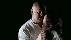 「親密さの瞬間：白いシャツを着た男性と女性が黒い背景に立ち、愛情のこもった抱擁を交換し、真の愛情の雰囲気を作り出します。」の動画素材（ロイヤリティフリー）3497755965 | Shutterstock