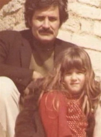 Petite, on l’appelait « la grosse » et on la harcelait sans cesse. Même sa propre mère critiquait son apparence. Abandonnée par son père, elle a eu une enfance difficile, mais elle est devenue une grande actrice et toute la planète a admiré sa beauté. Elle était très jeune quand elle a décidé de ne plus jamais parler à sa mère, et elle ne l’a pas non plus invitée à son mariage. Voici son histoire émouvante. Regarde les commentaires 👇 | Les pires sms.