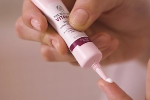 Don't let those long hours and late nights in front of the laptop get to you. Remember to get proper rest and to give some love under your eyes! Our gentle and hydrating Vitamin E Eye Cream can help reduce the appearance of fine lines and dark circles. ❤️🌿 Shop now: https://www.thebodyshop.pk/ #Thebodyshop #Thebodyshoppakistan #Pakistan #skincare #vitamine #eyecare #darkcircles #hydrating | The Body Shop