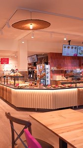 Poulaillon a OUVERT à Haguenau… et vous risquez bien de tomber sous le charme ! 🎅🧡 Depuis le 5 décembre, un tout nouveau magasin a pris place à côté de l’Hôtel Ibis à Haguenau. Et dès que vous franchirez la porte, vous ne pourrez plus vous en passer ! Un lieu pensé pour vous faire vivre un vrai moment de plaisir : une décoration chaleureuse, une ambiance soignée, des espaces lumineux… tout a été imaginé pour que vous vous y sentiez bien. L'équipe est prête à vous accueillir avec plaisir et gou