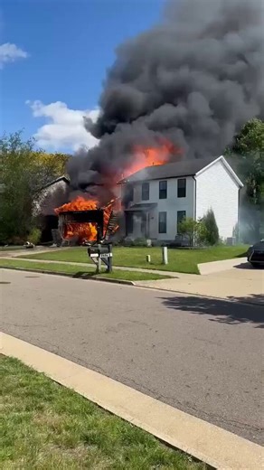 🇺🇸 A small plane crashed into a home in Akron, Ohio, triggering an explosion and fire. Two people are dead.The crash happened Thursday afternoon in the 2200 block of Canterbury Circle inside the Coventry Crossing development.