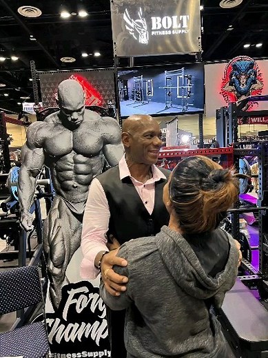 Making my rounds at the 2023 Olympia with my friend Damien. It was great to see Flex after so many years and a pleasure to meet. Sergio Jr | Nancy Lewis Ifbb Pro