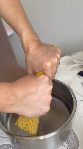 Coupe tes spaghettis comme un vrai italien #tips #lifehacks #astuce #italia | Newmiracle