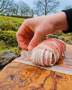 Only for MEAT LOVERS! (CRUNCHY Bacon Wrapped Beef Bread) 🥩🔥 #asmrcooking #foodblogger #campinglife #outdoorcooking #meat #bacon | Menwiththepot