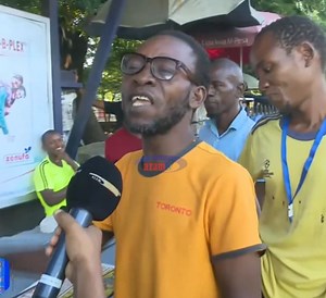 MJADALA BAADA YA KIBU KUFUNGA MAGOLI: Tazama vita ya maneno ya mashabiki wa Simba na Yanga baada ya mchezaji wa Simba SC, Kibu Denis kufunga magoli mawili jana kwenye mechi ya NBC Premier League dhidi ya Dodoma Jiji. Mmoja wa mashabiki wa Yanga asema ubora wa Elie Mpanzu unafanana na Pacome Zouzoua, shabiki wa Simba awaambia Yanga wanaogopa mbuzi wakati yeye mnyama huyo kwake ni kitoweo. Ni kutoka katika kijiwe cha magazeti kilichopo kwenye kituo cha daladala cha Temeke Hospitali. #KurasaZaMwish