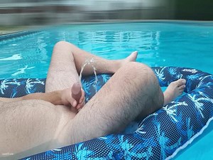 Une homme mature et pervers urine dans sa piscine