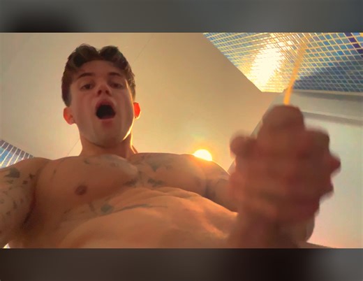 RISKY BATOR STUD IN A CLUB'S TOILET STALL