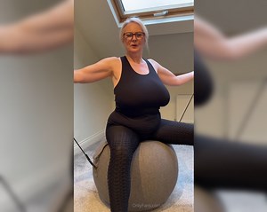 Courtesan Annabel aka Courtesananna OnlyFans - Bra less gym ball bounce It’s another bouncing gym ball this with stretchy cords and … just in case - Sexy EGirls Leaked