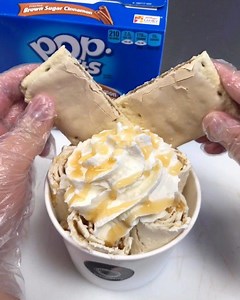 Ok, you’ve had rolled ice cream, but have you had POP TART ROLLED ICE CREAM?? 😛⁣ 💥 Choose between all of our flavors, this is brown sugar!!⁣ 👇Tag someone who needs this!!⁣ ⁣ 🕰 12pm-10:30pm⁣ ⁣ #creamberrylv | Creamberry - Home of the Cotton Candy Burrito