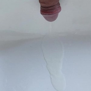 Golden Shower Kleinschwanz beim Pinkeln