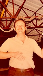 Te amo papi, te extraño mucho. Tus nietos son un escándalo y también les encanta hacer reír a los demás. Te agradecemos mucho esos genes. Me ha ido bien haciendo esto, no te molestes por haber pagado la universidad, te prometo que en algo la estoy usando aunque no viva de eso. #DonJoaquín | Carlos Comic