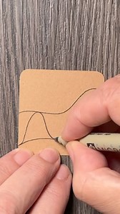 Day 4 of Summer & Sea Tangles brings Surf’s Up by Jo in NZ. I love this tangle! ❤️ It’s originally a ribbon tangle, but it’s actually a great filler for any kind of an elongated space. ✨ • Supplies: Micon PN pen, Faber-Castell’s Pitt Graphite Matt 10B, General’s Charcoal White, blending stumps, Gelly Roll 10 (white and blue-green). • If you want to tangle along and create your own deck of cards, you can find the real speed and narrated video on YouTube. The direct links are in highlighted storie