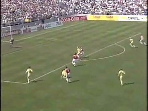 📺 Comme chaque mercredi, retour sur un match de légende avec aujourd'hui la fameuse victoire en finale de Coupe de Suisse en 1991. Magique. ✨ ➡️ Composition valaisanne : Lehmann, Geiger, Clausen, Brigger, Sauthier, Piffaretti, Lopez (46e Rey), Calderon, Gertschen, Tudor (46e Orlando), Baljic. Entraîneur: Enzo Trossero #HopSion #FCSion | FC Sion