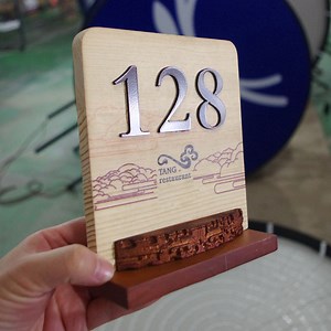 [Hot Item] Wooden Table Top Header Display Stand with Qr Code RFID for Payment