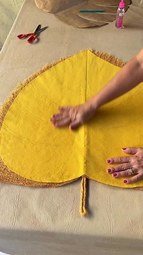 O detalhe que muda tudo 🌾 A folha de macramê Macro (63x73 cm) na cor mostarda traz presença, aconchego e personalidade para qualquer cantinho da sua casa. Feita à mão, pensada para destacar. ✨ Disponível no @atelie.luoliveira — #DecorComAlma #MacrameDecor #FolhaDeMacrame #BohoChic #RusticoChic #DecorNatural #FeitoAMão #AtelieLuOliveira #DecorAfetiva #CasaComPersonalidade | Ateliê Lu Oliveira