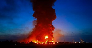 Enorm brand i ett av Indonesiens största oljeraffinaderier