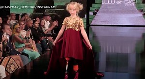 Stoer 9-jarig model met geamputeerde benen steelt de show op de catwalk