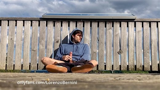 RT @LorenzoXBernini: wank my big cock outdoor in public 🤫#penis #gay #horny #uncut #exhibiciónismo #jerking #cum #sperm #boner #exhib #ha…