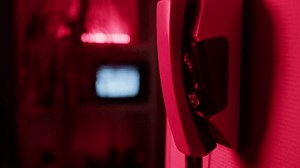 Téléphone rotatif rouge rétro affiché sur : vidéo de stock (100 % libre de droit) 3997578729 | Shutterstock