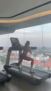 Get ready morning routine☀️ Lúc chạy bộ 🏃🏼‍♀️ xong J giành ra khoảng 5 phút nữa để squat mông 🍑 thêm để ốm bụng nhỏ nhưng mông vẫn căng tròn nha! Mọi người thử tập theo cách này rồi chia sẻ hiệu quả với Jess nha 😘 #dailyyogawithjess | Jessica Diễm Yoga