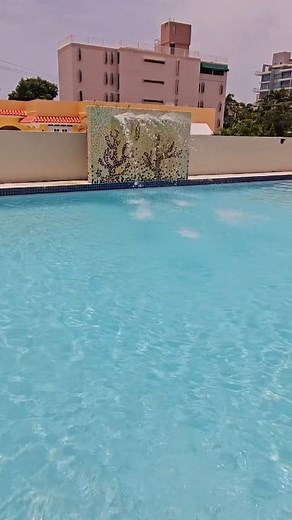 🏡Cómodas y Modernas Suites en Isla Verde. ▪️4 personas ☎️(787)791-6868 Coral by the Sea Hotel no sólo tiene habitaciones en el hotel, sino que también cuentan con 10 suites independientes para quienes buscan una experiencia más privada. 🔑Entrada independiente 🛋Sala con sofá cama 🍳Cocina 🛀Baño 🥶Aire acondicionado 🚪Conecting rooms 🚗Estacionamiento disponible 💦Acceso a la piscina del hotel 💸Precios bien accesibles 🏖A pasos de la Playa 🩱A minutos del balneario de Carolina 🍽Cerca de luga