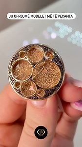 Kjo unazë e rafinuar është një simboll i elegancës, e krijuar me kujdes për të reflektuar bukurinë e natyrshme të çdo momenti. E punuar në flori Italian me cilësi të lartë. Dizajni i saj modern është i përshtatshëm për çdo rast, duke u bërë një dhuratë ideale për ata që duan të shprehin dashuri dhe përkushtim. #argjendari #flori #madeinitaly #stileprezioso #gioielleriaitaliana #unazefloriri | Stile Prezioso Gioielleria | Facebook