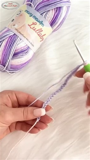 12K views · 275 reactions | Did you know that keeping your chain from twisting could be this easy? Check out more tips here: https://www.nickishomemadecrafts.com/crochet-tips-beginner/ #crochet #crochettips #yarn #learntocrochet #yarnaddict #crochetinspiration | Crochet Patterns & Tutorials by Nicki's Homemade Crafts | Facebook