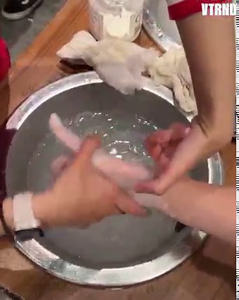 London's HAND WAX artist at Madamme Tusaands makes an unbelievable wax sculpture for £25.00 GBP holder for £15 😱 | VTRND