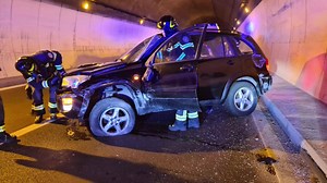 #EINSATZINFO: BF Bozen - 01.01.23 - In der Nacht zum Jahreswechsel wurde die Berufsfeuerwehr Bozen 38 mal zu Einsätzen gerufen, darunter zahlreiche Kleinbrände die vermutlich von Feuerwerkskörpern ausgelöst wurden. Weiters gab es mehrere Verkehrsunfälle, ein PKW hat sich im MEBO Tunnel überschlagen, dabei wurde der Fahrer verletzt #INFOINTERVENTO: VVF Bolzano - 01.01.23 - Nella notte di inizio anno il Corpo Permanente dei Vigili del Fuoco di Bolzano è stato chiamato in intervento per 38 volte. T