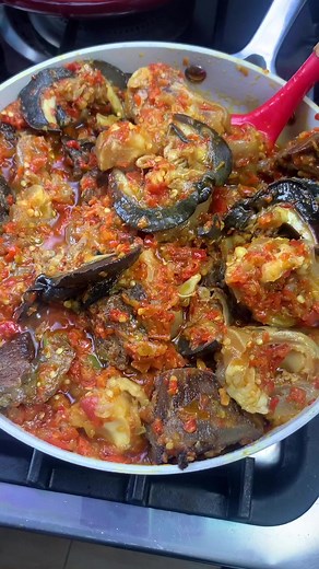 Good morning Fam! What are you pairing this delicious snail, beef and cow-leg sauce with?...🎥: @nexxa_kitchen ...#snails #cowleg #beefsauce #hotsauce #breakfast #explorepage #explore | food_announcer