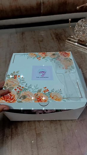 Lavender bouquet 💗 #astheticcake #bouquetthemecake #vanillacake #lavenderbeauty #1poundcake #chocolateganache #vanillacream #offwhitecake | The CakeWorm