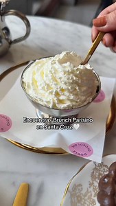 ✨ Brunch con sabor a París ✨ En Doble Chocolate traemos un nuevo Brunch Parisino irresistible! : 🍫 Chocolate caliente con borde de brigadeiro 🥐 Croissant con mermelada & mantequilla 🍓 Bowl de frutas frescas crema para acompañar Y lo mejor… todos los lunes tenemos promo 2x100 Bs. 😍 📍Te esperamos en la Calle Pari 78, Centro Histórico de Santa Cruz #DobleChocolate #Bolivia #SantaCruz #HotChocolate #Brunch #HotChocolateParis #Croissant #BrunchPari | Doble Chocolate
