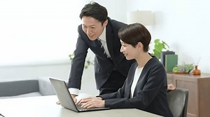 hommes d'affaires asiatiques utilisant un ordinateur : vidéo de stock (100 % libre de droit) 3853801825 | Shutterstock