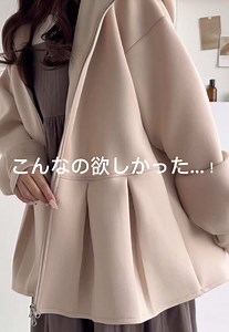 上品なパーカーコーデで女性らしさアップ！
