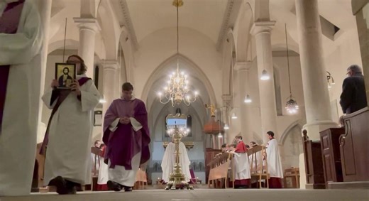 In paradisum Deducant te Angeli: In tuo adventu suscipiant te Martyres, Et perducant te in civitatem sanctam Jerusalem, Jerusalem, Jerusalem, Jerusalem. Angelorum te suscipiat, Et cum Lazaro quondam paupere, Et cum Lazaro quondam paupere æternam habeas requiem, æternam habeas requiem. Music. Maurice Duruflé | Portsmouth Cathedral