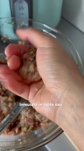 CHIFTELE SIMPLE Aceste chiftele simple sunt unu* dintre preparatele cele mai îndrăgite de pe masa românilor. Sunt foarte bune atât calde, alături de o garnitura, cât și reci, sub formă de aperitiv! Si pentru ca mama de fiecare dată le face cu cartofi în loc de pâine înmuiată, așa le-am făcut și eu de data asta. Am încercat și varianta cu pâine înmuiată în apă sau lapte și sincer mie, mi-au plăcut și varianta asta. 📋INGREDIENTE ▪️500 de grame de carne tocată de porc (mama făcea din cel puțin 1 k