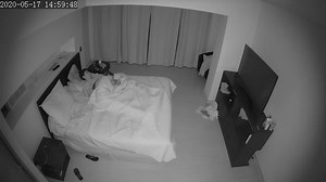 Caméra cachée, elle réveille en pleine nuit pour baiser