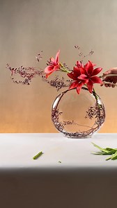 Creative flowers arrangement with transparent vase! #teachesflowerarrangement #teachesflower #flowersarttrainning #dmenflower #canbox #orientalflower #arrangementflower #flowers | D’men Flowers