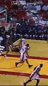 Vince Carter goes over the top of Alonzo Mourning with one of the nastiest dunks in NBA history 👀🔥 #vincecarter #dunk #NBA | Two Three Gaming