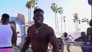 53K views · 946 reactions | Tyreek Hill vs bodybuilder at Muscle Beach | Miami Dolphins Zone | Facebook