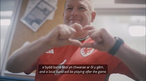 🎶 Harry Wilson du du du duh… 🗣️ “Mae’n grêt cael pawb at ei gilydd yn y gymuned.” 🏴󠁧󠁢󠁷󠁬󠁳󠁿 Diolch am y croeso Clwb Pêl Droed Drefach a Menter Cwm Gwendraeth #TogetherStronger | Bwrlwm Arfor | Mentera | Llwyddo'n Lleol 2050 | FA Wales