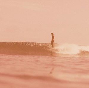 “I like being out of control, and I really don’t even want to think about what I’m doing,” Karina Rozunko says in our current issue. “A lot of surfers just try to keep their arms by their side. But one thing I learned from doing gymnastics as a kid is you have to use your upper body. That’s what lets you balance and move. I always love trying new things, and I don’t want to be in this box where I’m just hanging 10. That’s so boring to me.” Hit the link to watch Rozunko’s applied approach in a sh