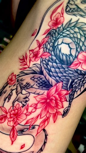 รอยสักมังกรแดงแรกของสาวน้อยที่บ่อวิน