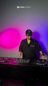 Lệch nhịp là chuyện của quá khứ! Vô ngay lớp beatmatching cùng Khầy Mây aka Giảng viên MK CLD – người từng bắt beat nhanh hơn người yêu cũ trở mặt! Ngoài ra, khoá học DJ tháng 5 chính thức mở đơn, nhanh tay kẻo hết chỗ, chậm tay là mix nhạc trong mơ! #hyperacademy #hocdj #khoahocdj #tuyensinh #meme #mkcld | Hyper Academy | Facebook