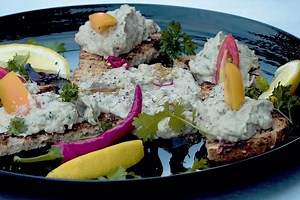 Cum se prepară Baba Ghanoush, o salată de vinete orientală potrivită Postului - Culinaria cu chef Escoffier Dan Neagu, Restaurant Bulevard Ploiești - Observatorul Prahovean